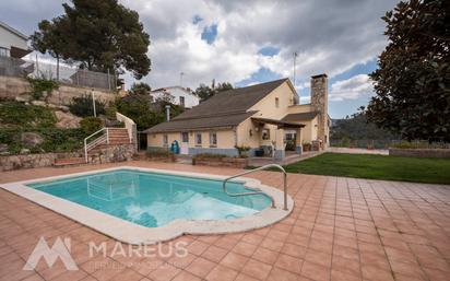 Vista exterior de Casa o xalet en venda en Vallirana amb Aire condicionat, Calefacció i Jardí privat