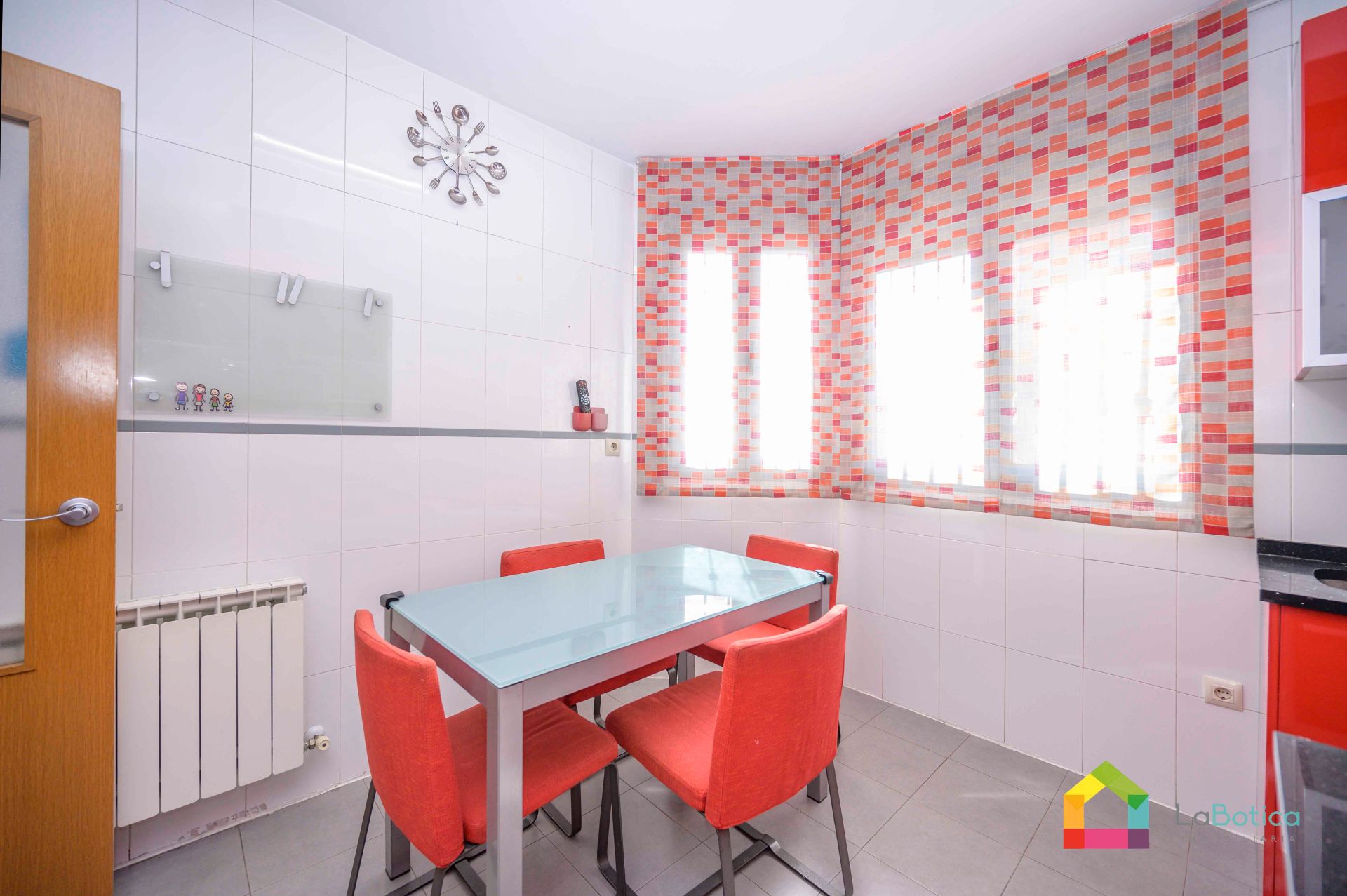 Cocina de Casa adosada en venta en  Toledo Capital con Aire acondicionado, Calefacción y Piscina comunitaria