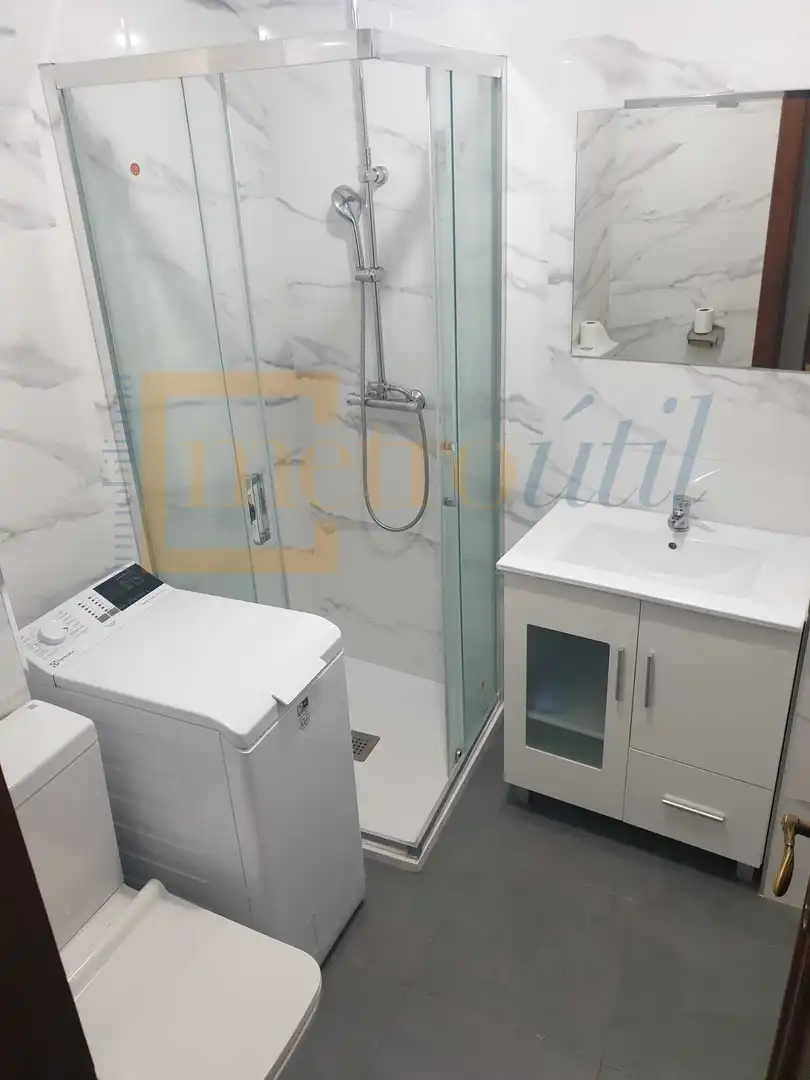 Bathroom of Flat for rent in Salamanca  with Heating, Parquet flooring and Furnished