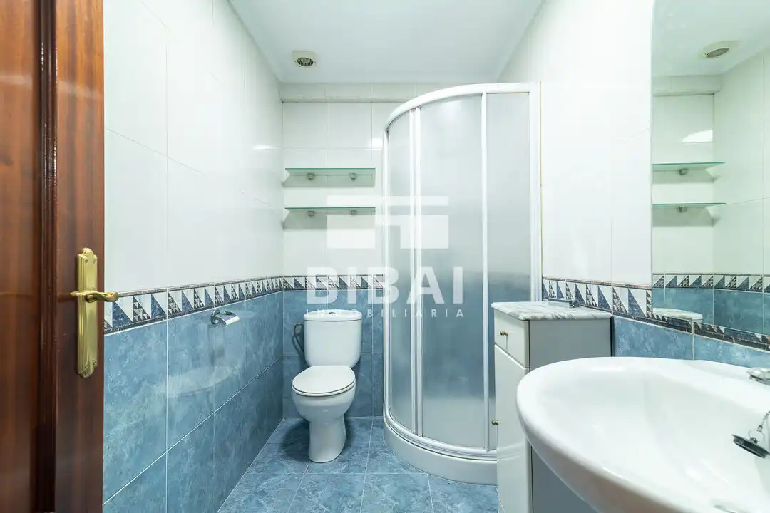 Baño de Piso en venta en Arrasate / Mondragón con Calefacción