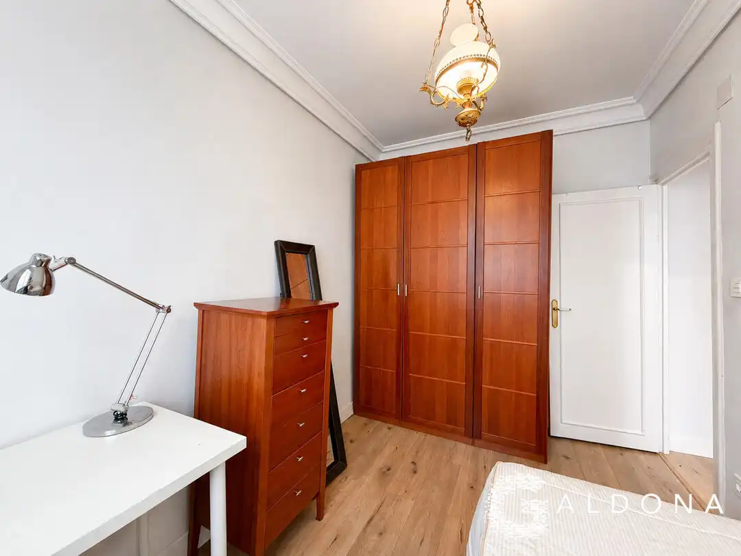 Schlafzimmer von Wohnung zur Miete in Donostia - San Sebastián  mit Heizung, Ofen und Waschmaschine