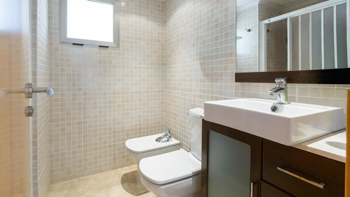 Badezimmer von Wohnung zum Verkauf in Santa Pola mit Klimaanlage, Terrasse und Schwimmbad