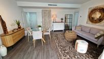 Sala d'estar de Apartament en venda en Estepona amb Aire condicionat, Terrassa i Piscina