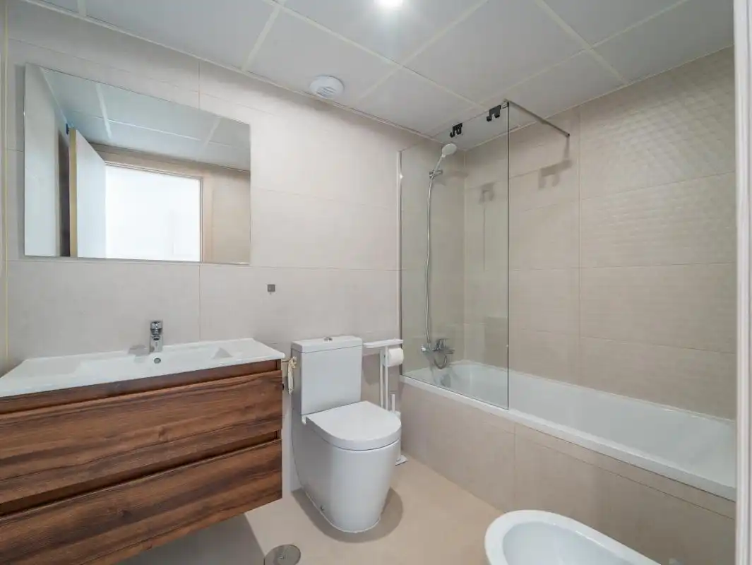 Badezimmer von Wohnung zum Verkauf in Manilva mit Klimaanlage, Heizung und Privatgarten