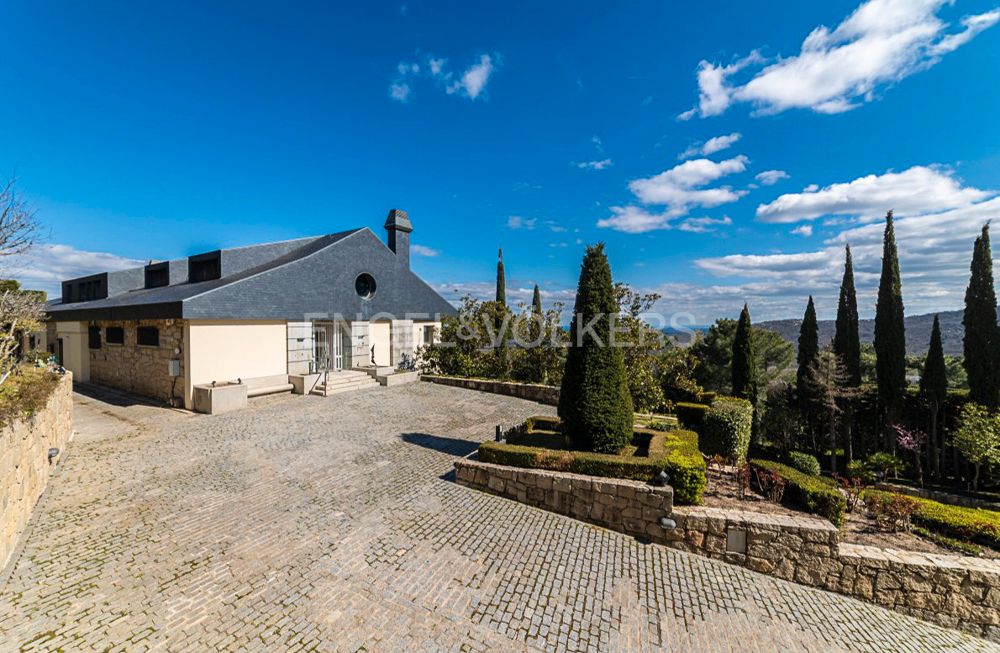 Vista exterior de Finca rústica en venda en San Lorenzo de El Escorial amb Aire condicionat, Calefacció i Jardí privat