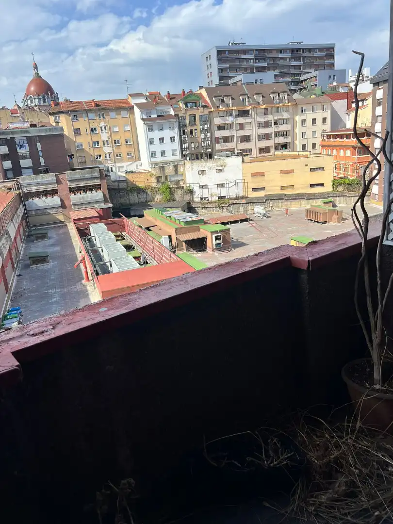 Vista exterior de Piso en venta en Oviedo  con Calefacción, Parquet y Terraza