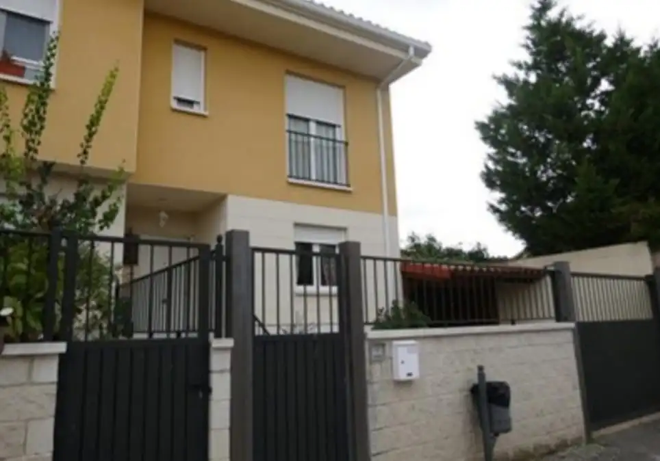 Vista exterior de Casa o xalet en venda en Fuensaldaña amb Calefacció
