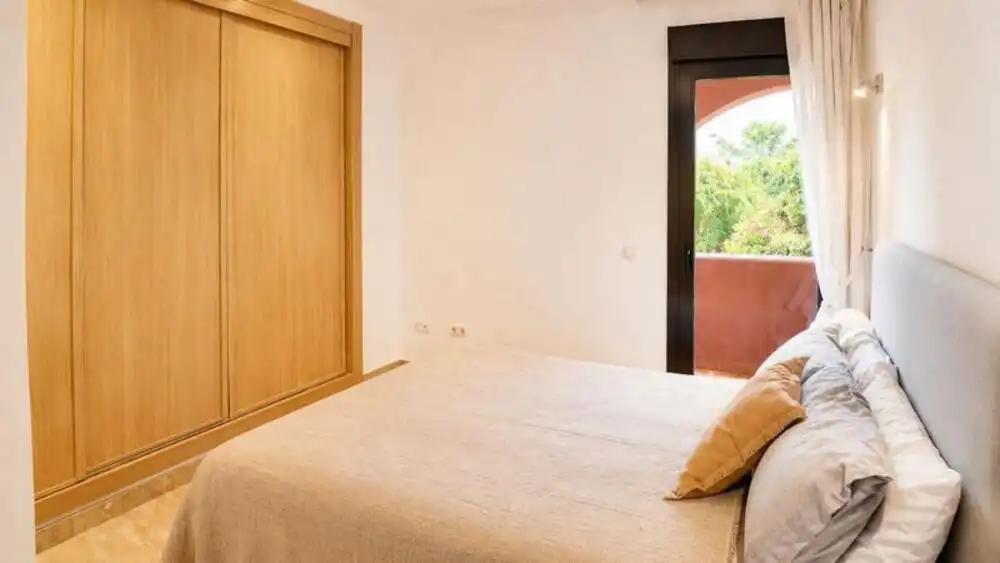Dormitori de Apartament de lloguer en Estepona amb Aire condicionat, Terrassa i Traster