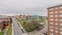 Vista exterior de Àtic en venda en Oviedo  amb Terrassa