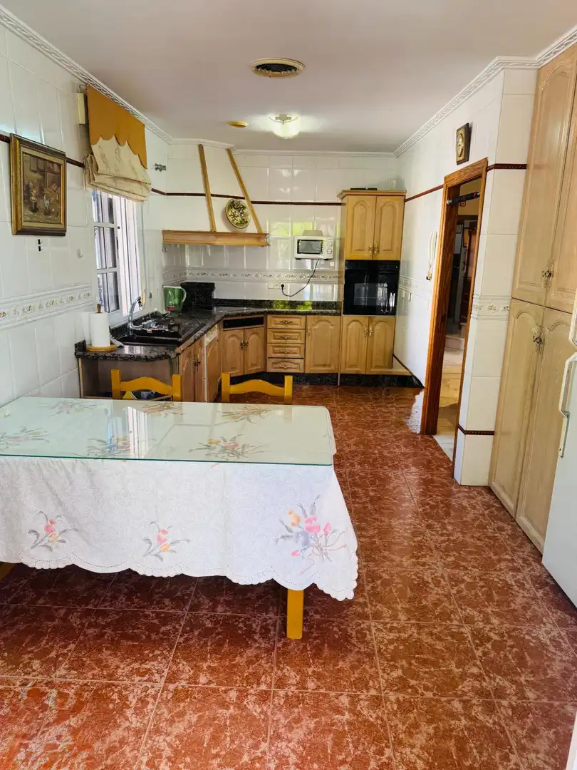 Cuina de Casa adosada en venda en La Rinconada amb Aire condicionat, Jardí privat i Terrassa