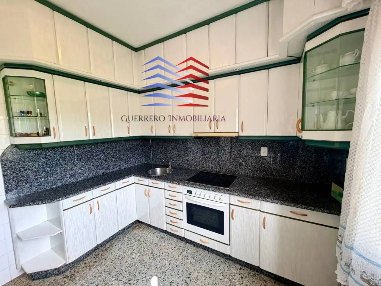 Cuina de Casa o xalet de lloguer en San Cibrao das Viñas amb Calefacció, Terrassa i Moblat