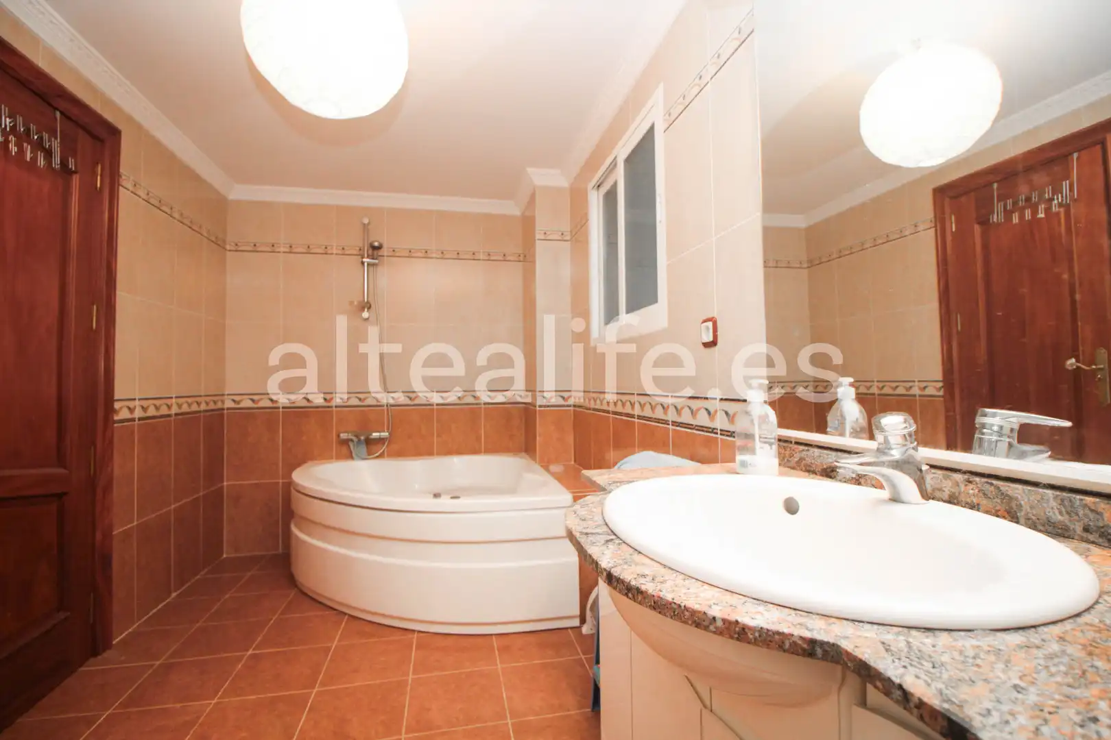 Badezimmer von Haus oder Chalet zum Verkauf in La Nucia mit Privatgarten, Terrasse und Abstellraum
