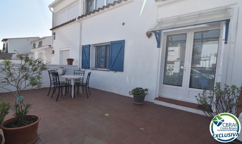 Vista exterior de Casa adosada en venta en Roses con Calefacción, Amueblado y Piscina comunitaria