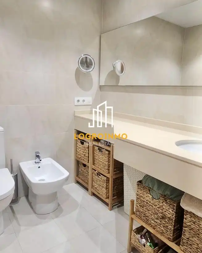Badezimmer von Wohnung zum Verkauf in  Logroño mit Klimaanlage, Heizung und Terrasse
