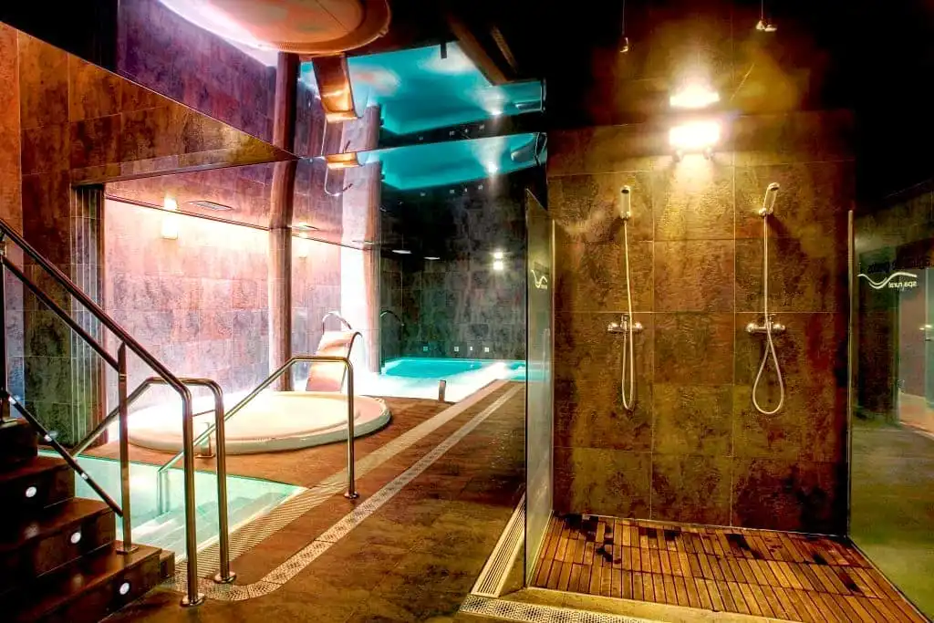Piscina de Casa adosada en venta en Hoyos del Espino con Calefacción, Parquet y Jacuzzi