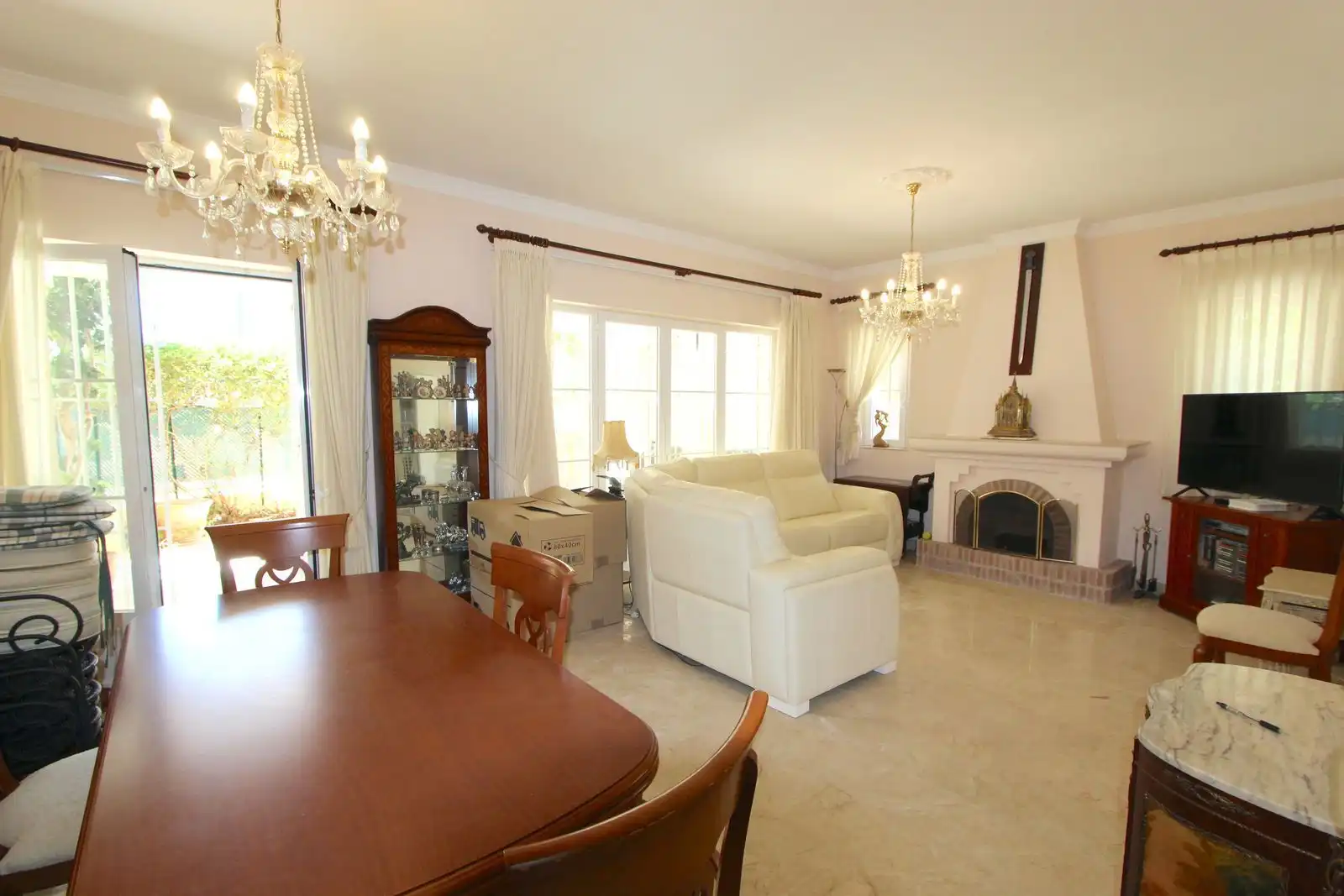 Sala d'estar de Casa adosada en venda en Marbella amb Terrassa, Moblat i Piscina comunitària