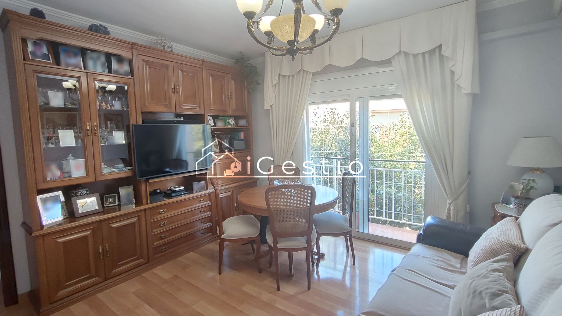 Living room of Flat for sale in L'Hospitalet de Llobregat  with Air Conditioner, Heating and Parquet flooring