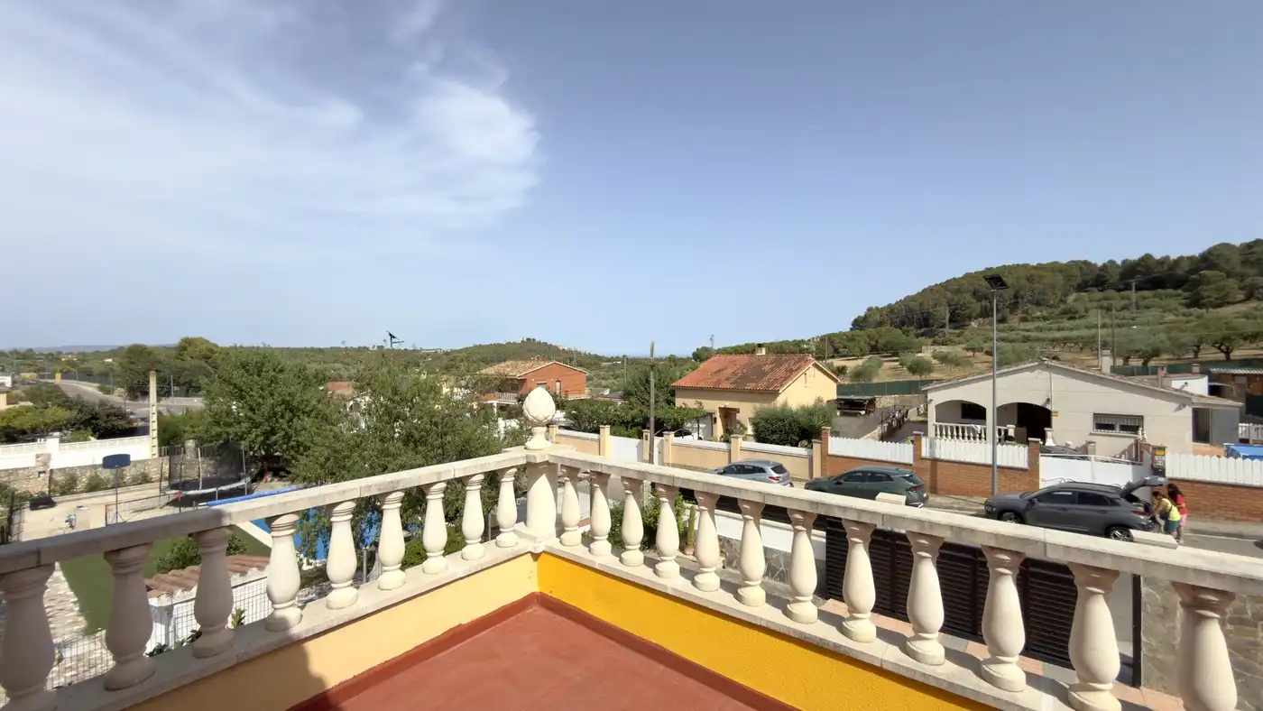 Vista exterior de Casa o xalet en venda en El Vendrell amb Jardí privat, Terrassa i Alarma