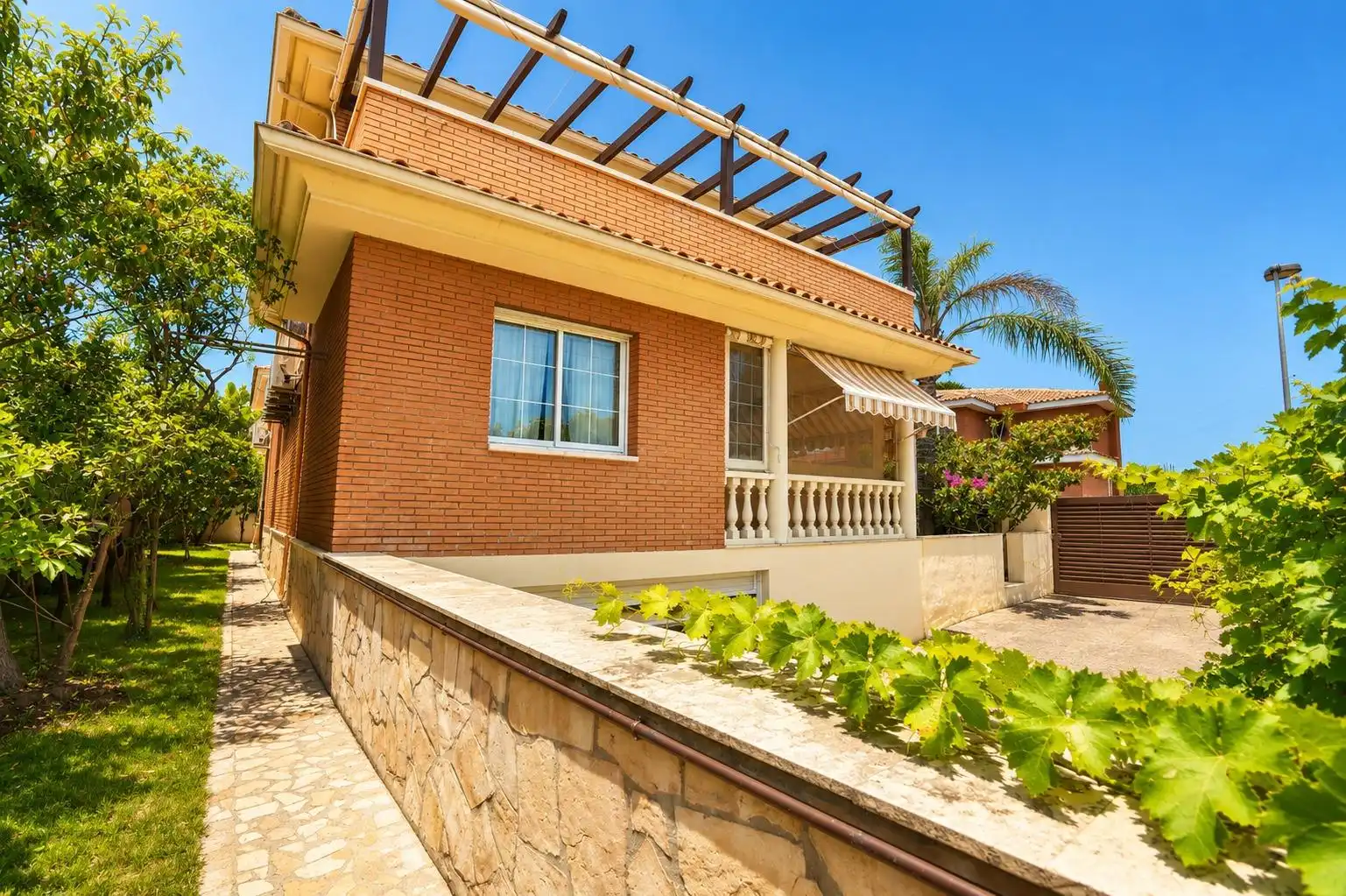 Vista exterior de Casa o xalet en venda en Cambrils amb Aire condicionat, Calefacció i Jardí privat