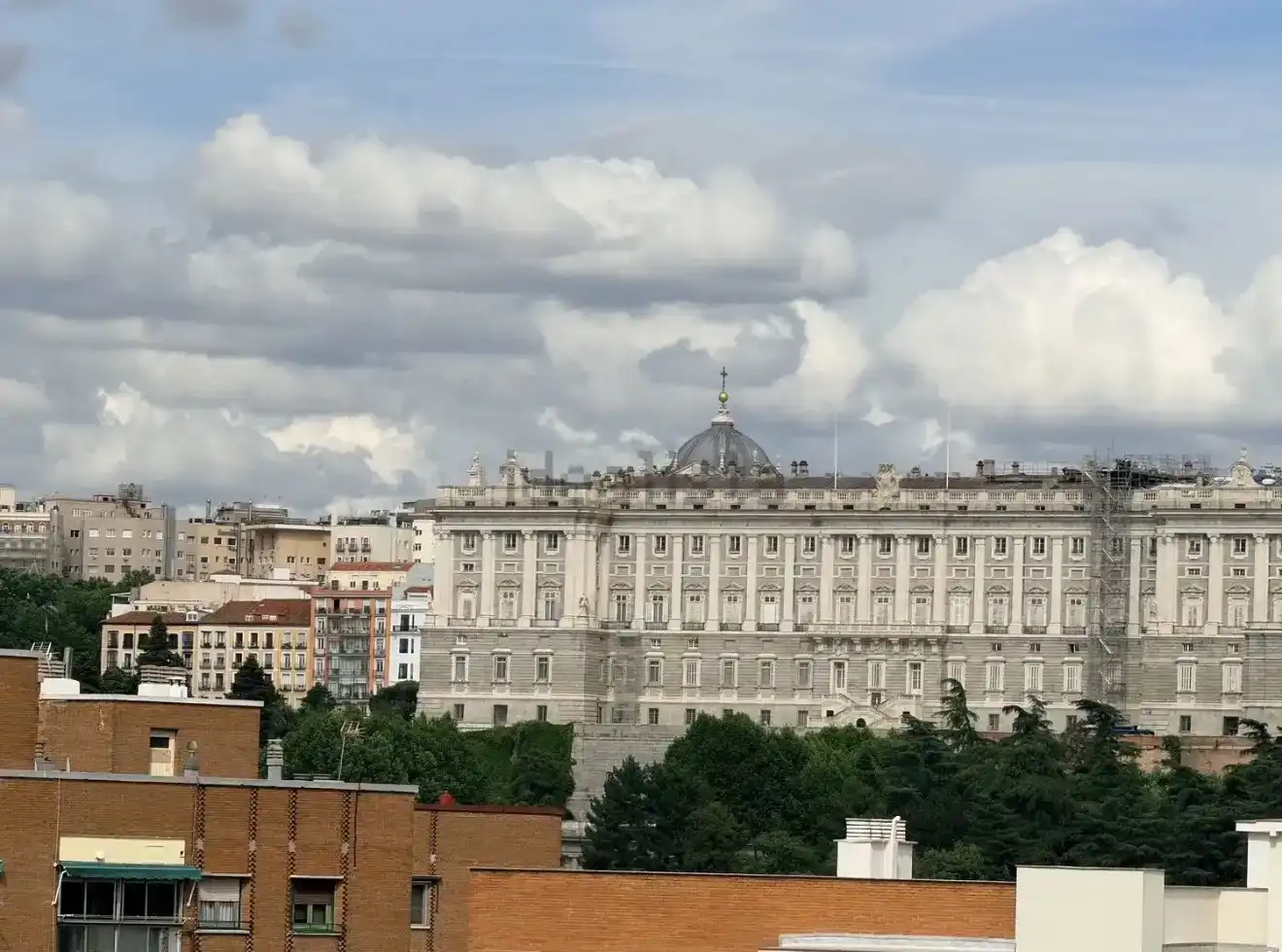 Außenansicht von Wohnung zur Miete in  Madrid Capital mit Klimaanlage und Balkon