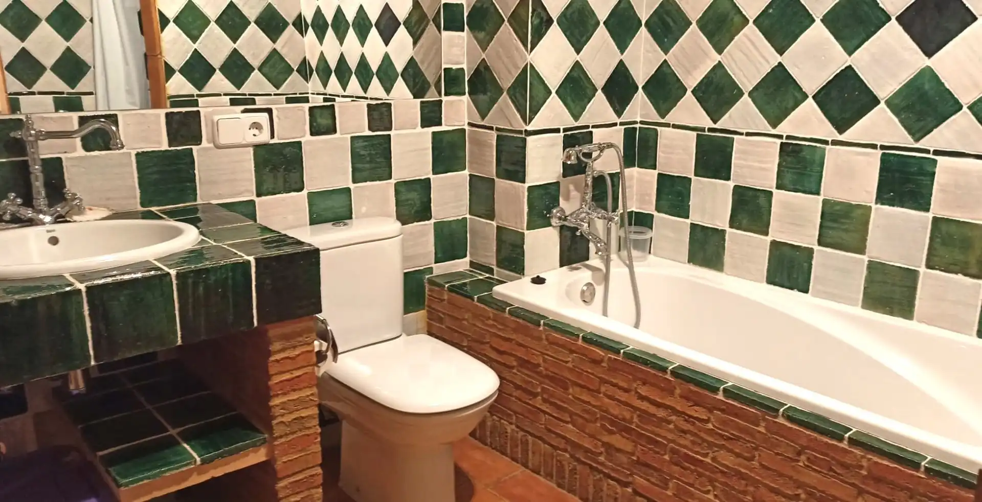 Badezimmer von Einfamilien-Reihenhaus zum Verkauf in El Pinell de Brai mit Klimaanlage, Heizung und Terrasse