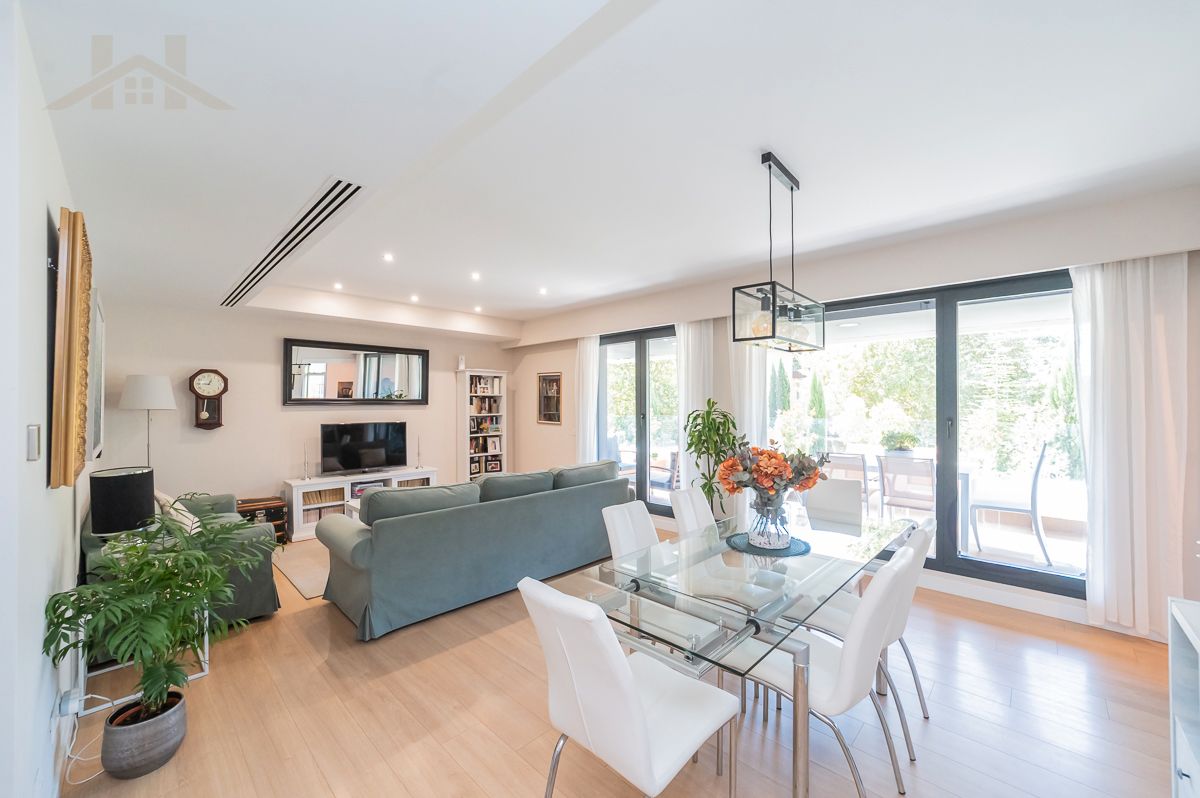 Living room of Flat for sale in Boadilla del Monte  with Air Conditioner, Heating and Terrace
