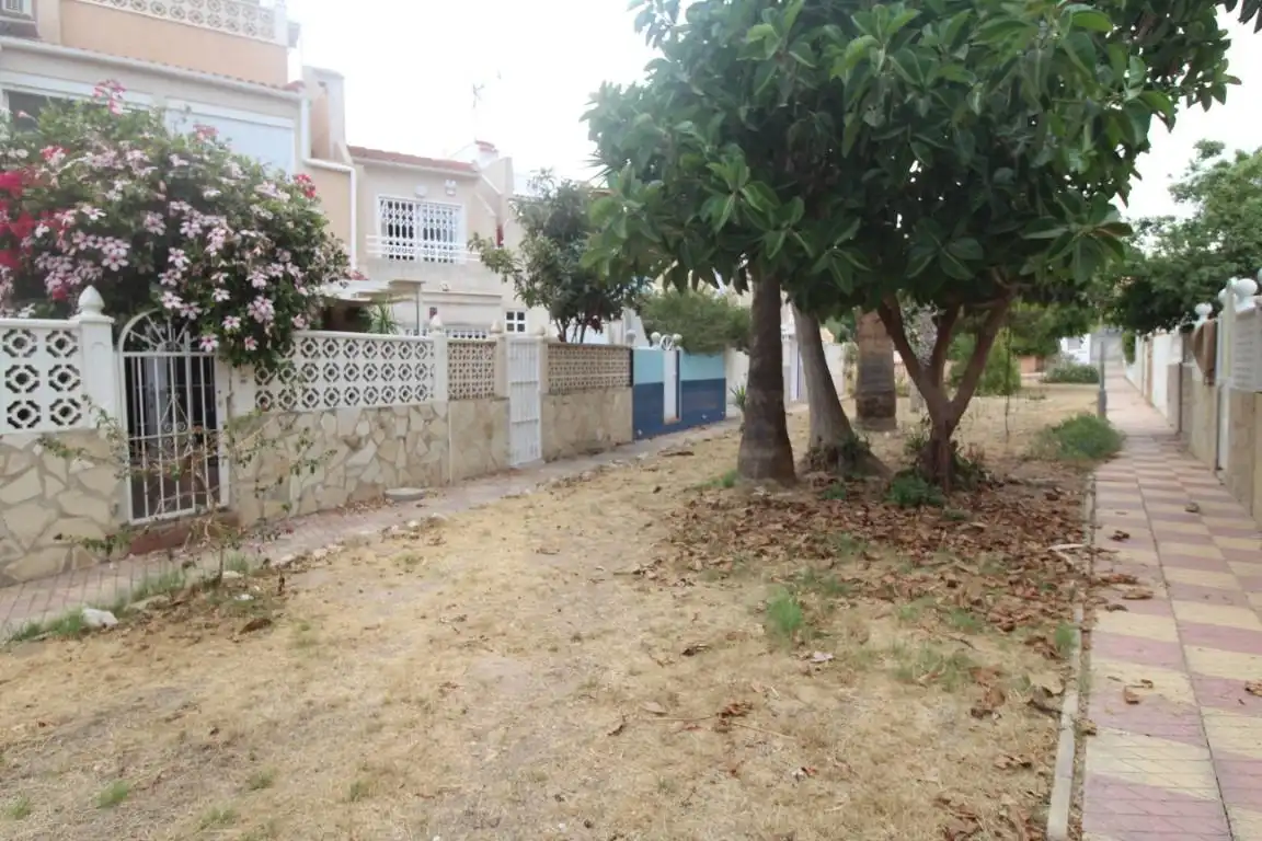 Casa adosada en venda en Torrevieja amb Jardí privat, Terrassa i Moblat