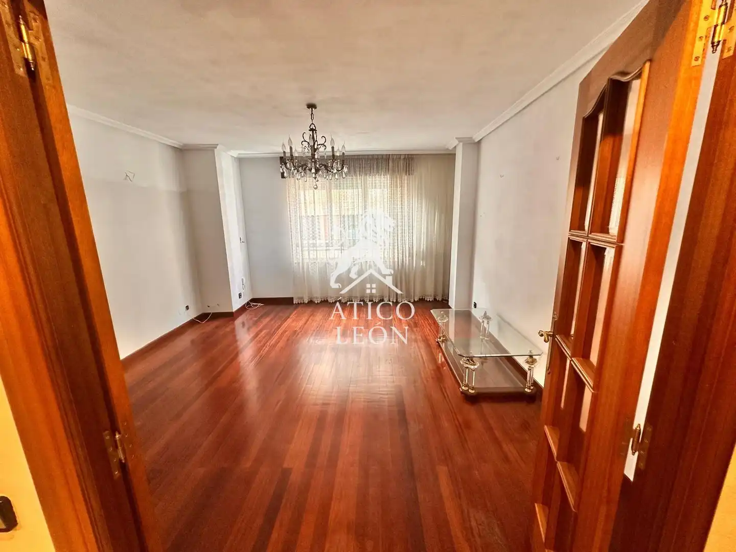 Sala de estar de Casa o chalet en venta en León Capital  con Calefacción, Terraza y Trastero