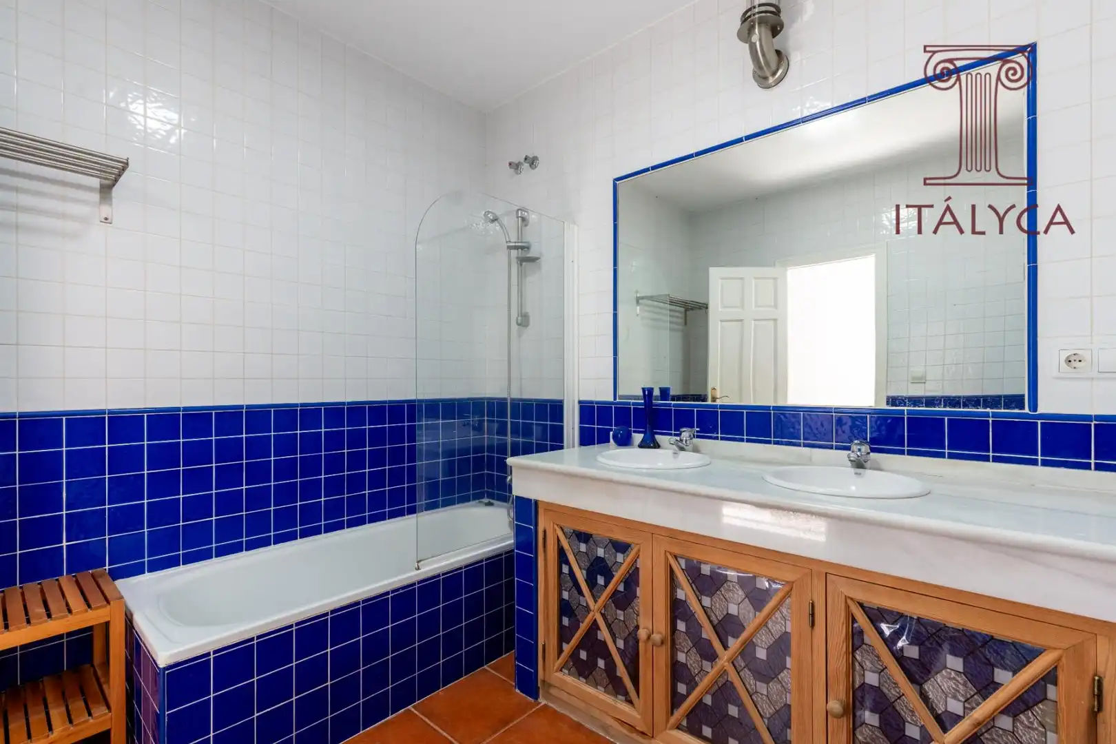 Bany de Casa o xalet en venda en Bormujos amb Aire condicionat, Calefacció i Jardí privat
