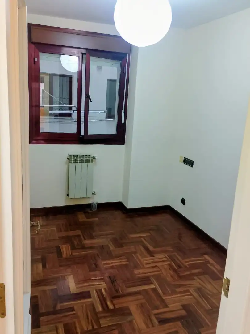 Dormitori de Pis de lloguer en Oviedo  amb Calefacció, Parquet i Terrassa