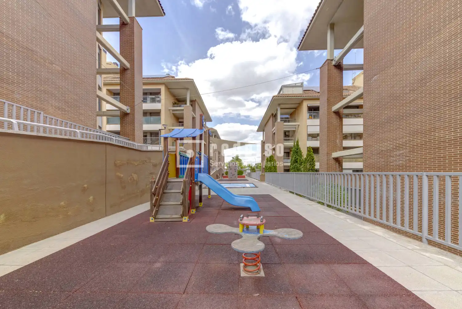 Außenansicht von Wohnung zum Verkauf in Boadilla del Monte mit Klimaanlage, Heizung und Privatgarten