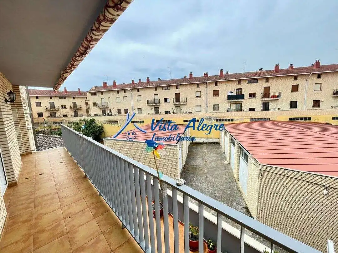 Vista exterior de Pis en venda en Castañares de Rioja amb Calefacció, Terrassa i Traster