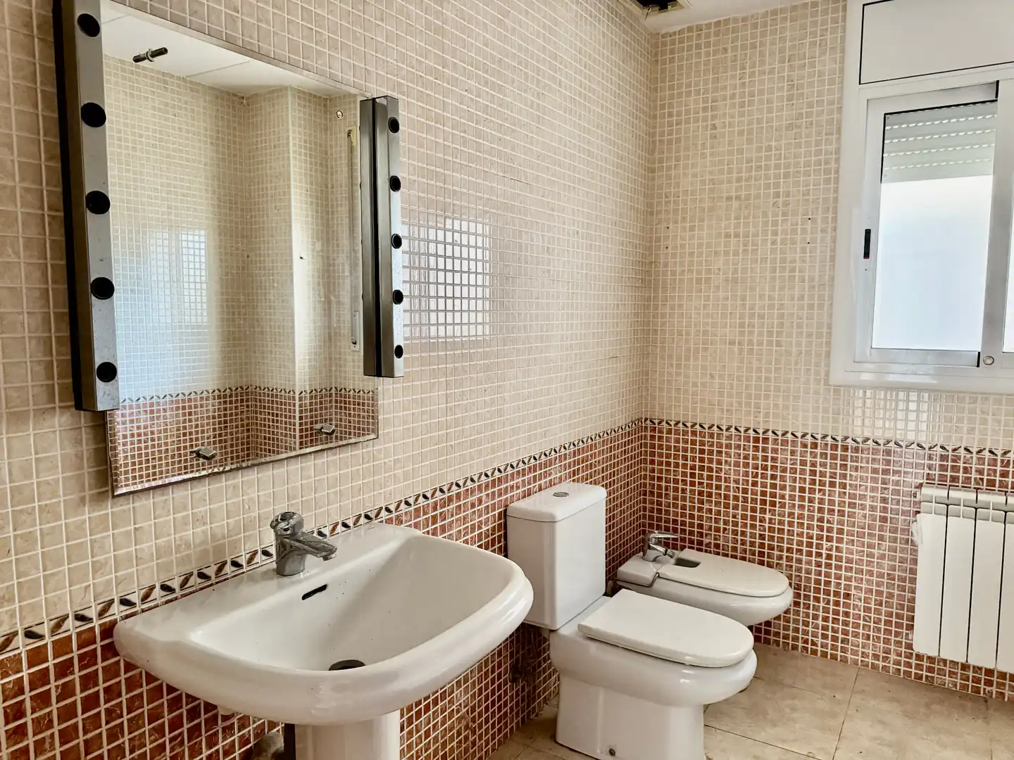 Badezimmer von Einfamilien-Reihenhaus zum Verkauf in Calafell mit Heizung, Privatgarten und Terrasse