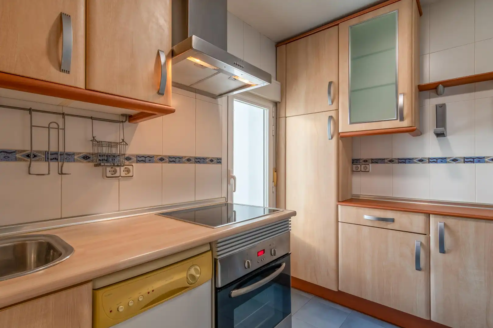 Cocina de Apartamento en venta en Alcorcón con Aire acondicionado, Calefacción y Jardín privado