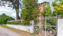 Vista exterior de Casa o xalet en venda en Siero amb Terrassa i Piscina