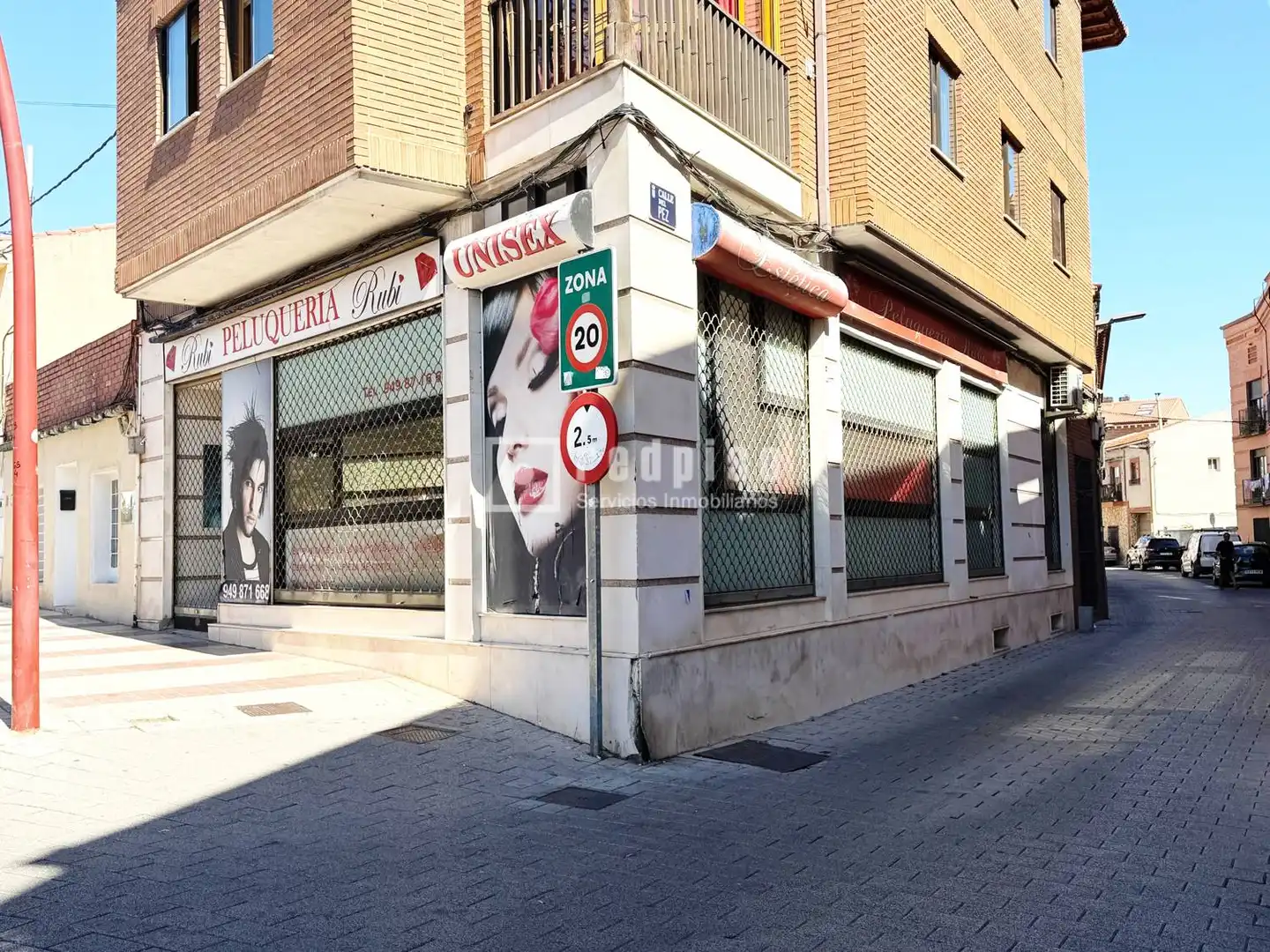 Locale commerciale in affitto a del Pez