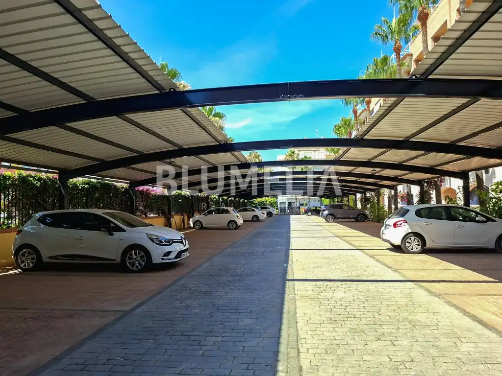 Parking de Apartamento de alquiler en Dénia con Aire acondicionado, Calefacción y Jardín privado