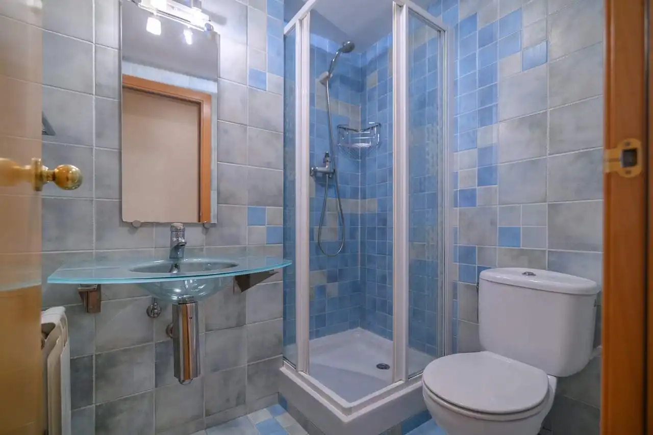 Badezimmer von Maisonette zum Verkauf in Barcelona mit Klimaanlage, Heizung und Parkett