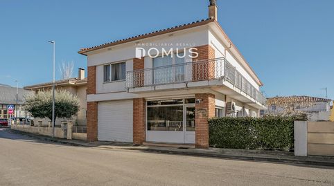 Casa independiente con jardín, garaje y local comercial en Besalú