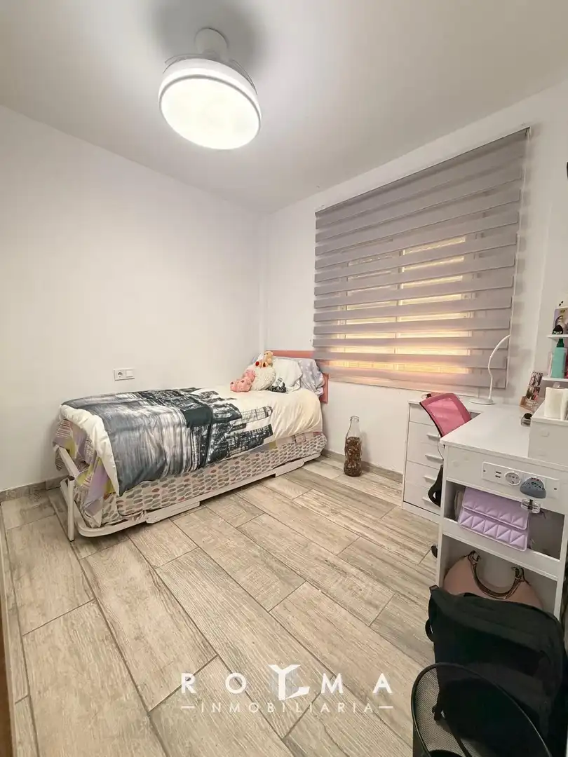 Dormitori de Casa adosada en venda en Dos Hermanas amb Aire condicionat i Traster