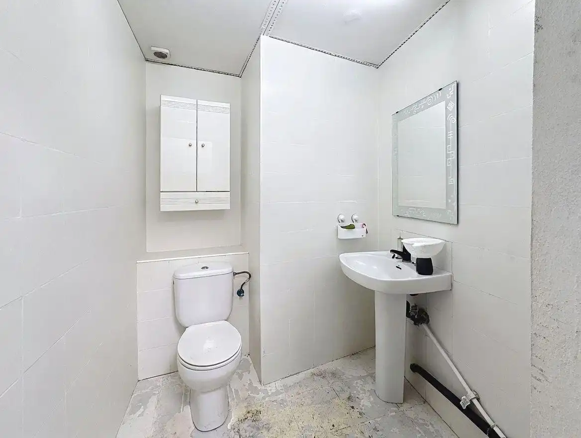 Bathroom of Commercial properties for rent in Paterna