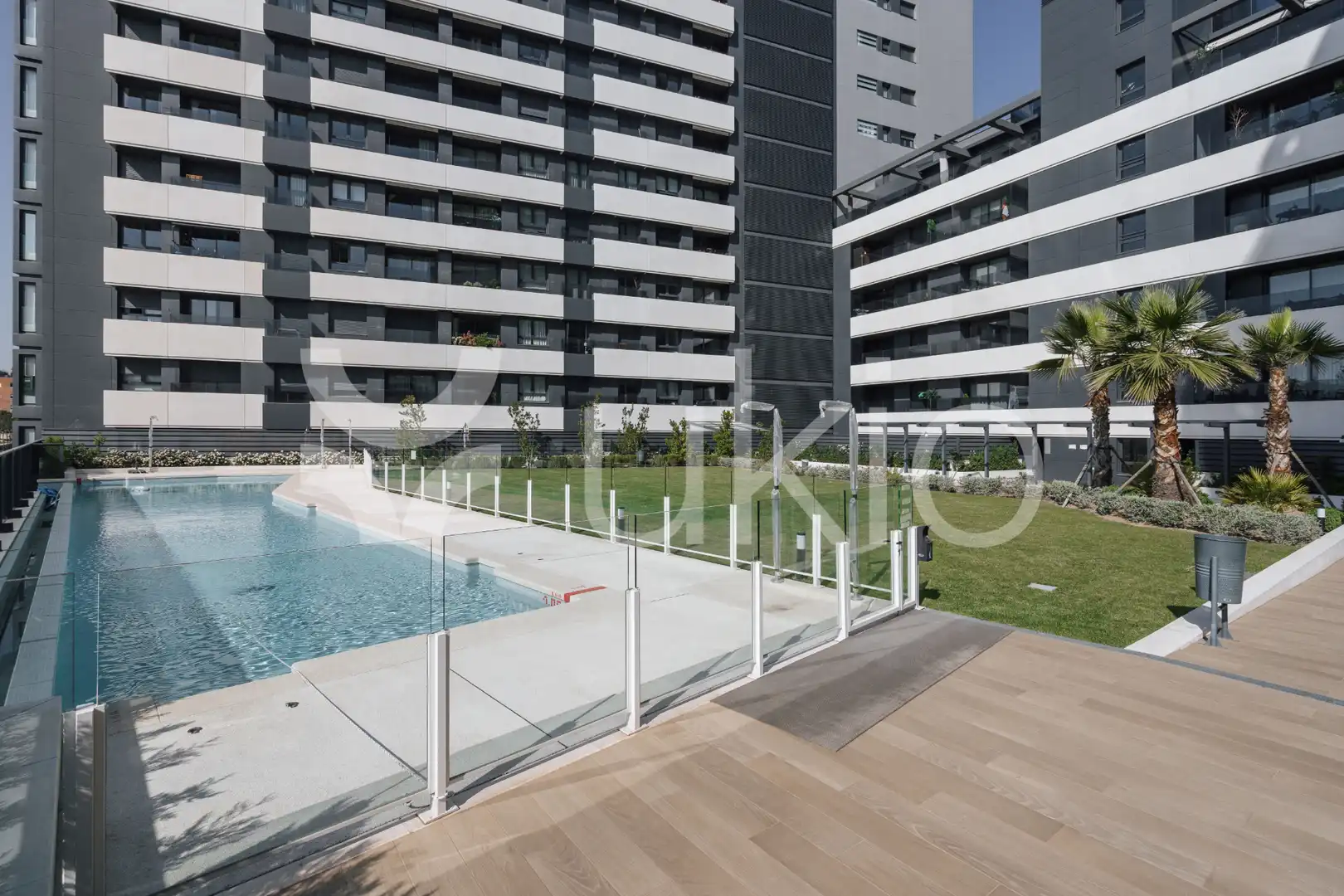 Piscina de Apartament de lloguer en Madrid amb Aire condicionat, Calefacció i Moblat