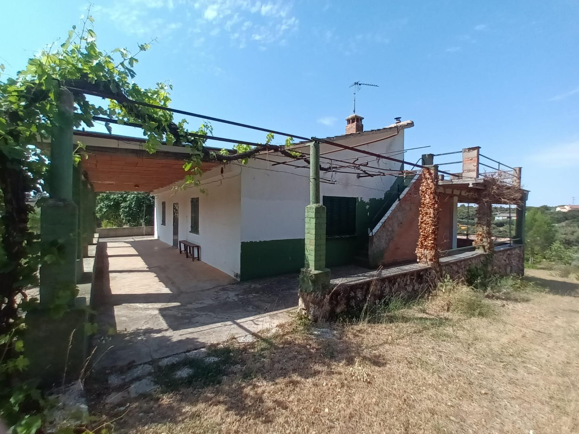 Vista exterior de Casa o xalet en venda en Hontoba amb Calefacció, Jardí privat i Terrassa
