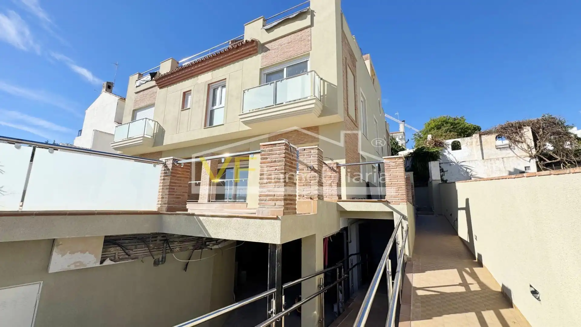 Vista exterior de Dúplex en venda en Torremolinos amb Jardí privat, Terrassa i Traster