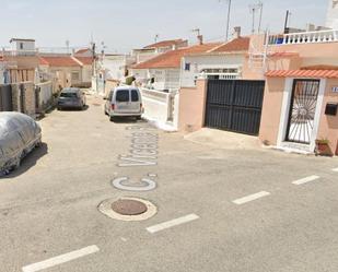 Vista exterior de Casa o xalet en venda en Torrevieja amb Jardí privat i Terrassa