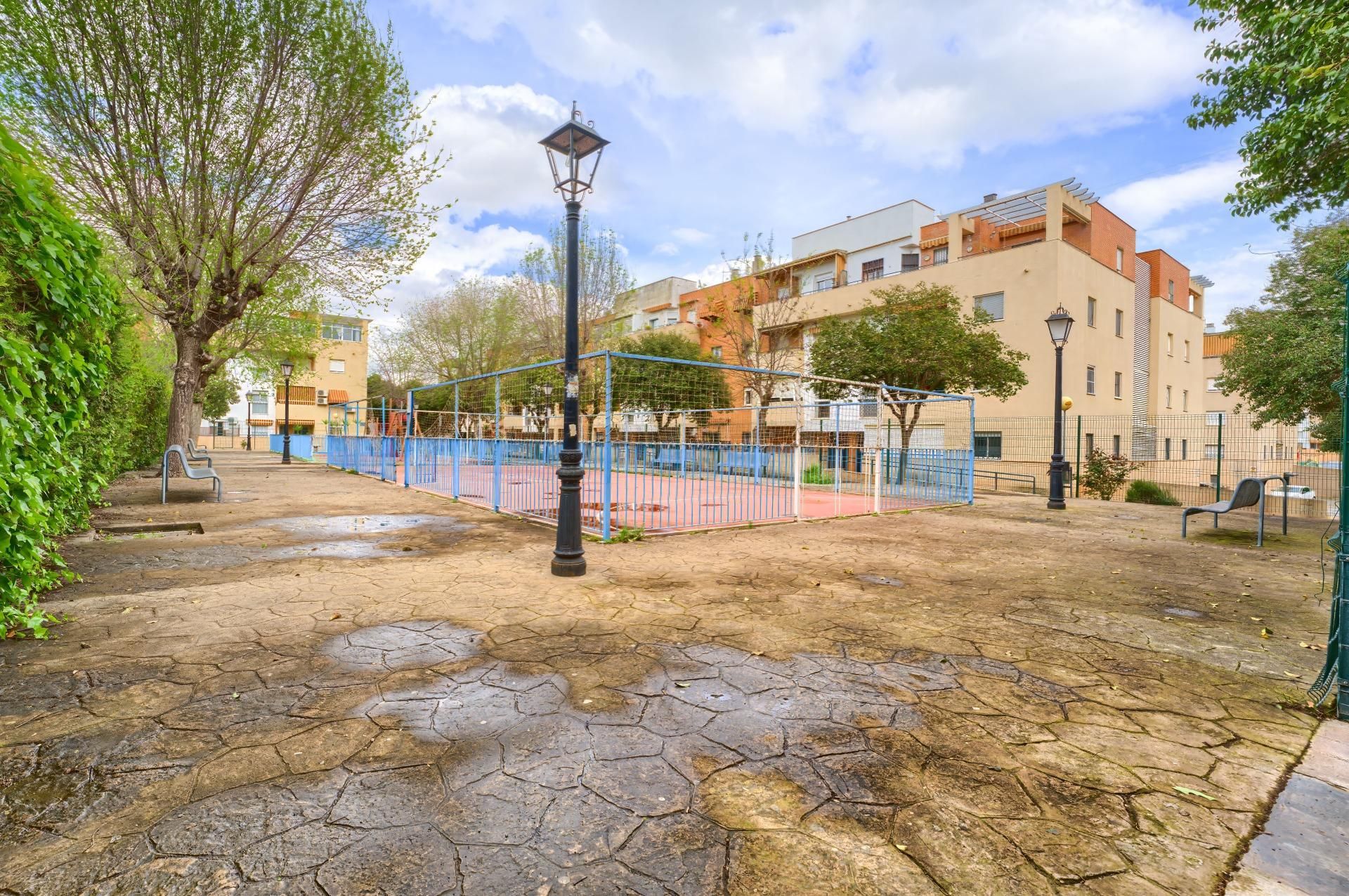 Vista exterior de Pis en venda en Mairena del Aljarafe amb Aire condicionat, Jardí privat i Parquet