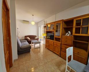 Sala d'estar de Apartament de lloguer en Torrevieja amb Aire condicionat, Piscina i Balcó