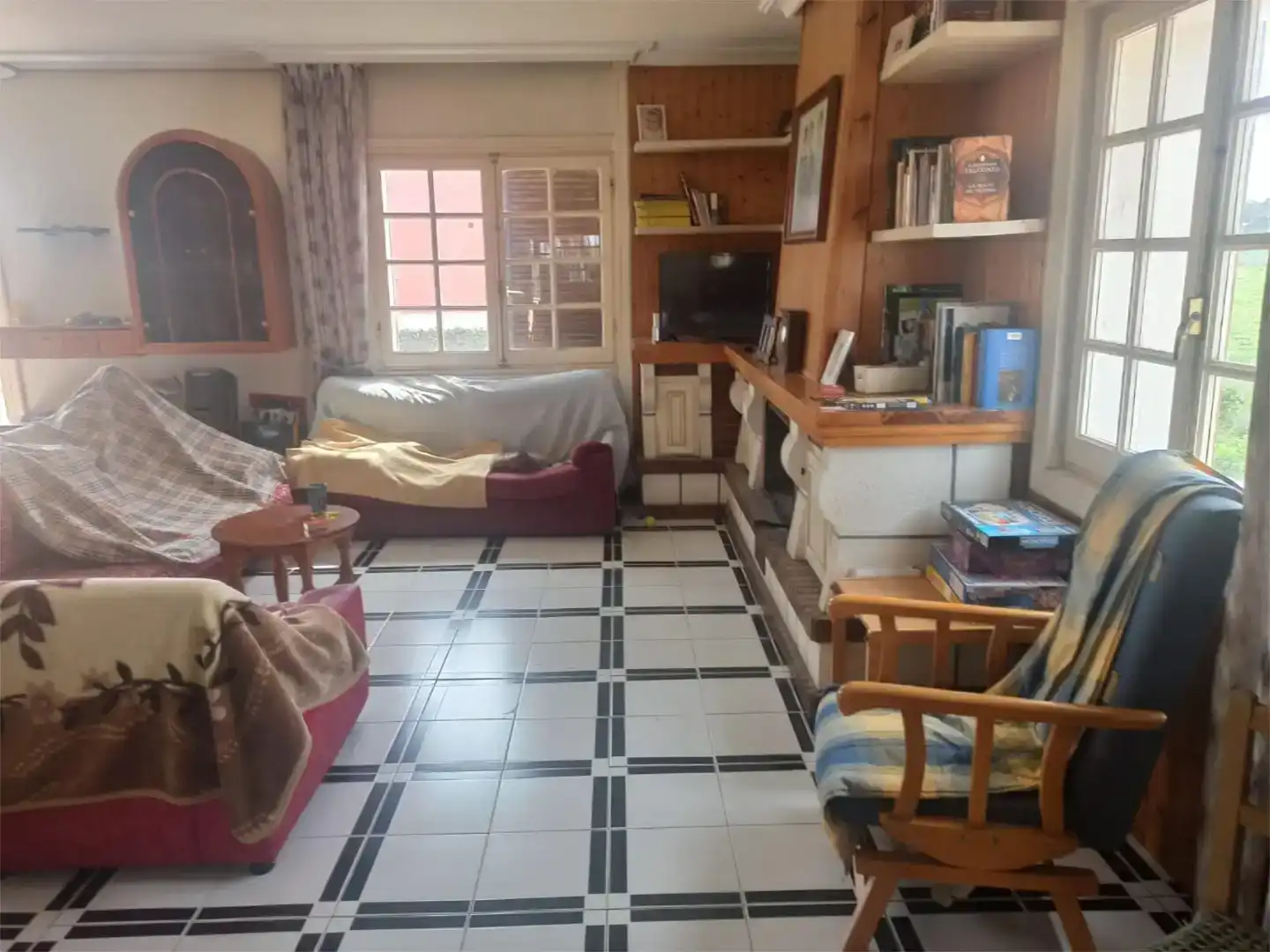 Sala d'estar de Casa o xalet en venda en Orihuela amb Jardí privat, Traster i Moblat