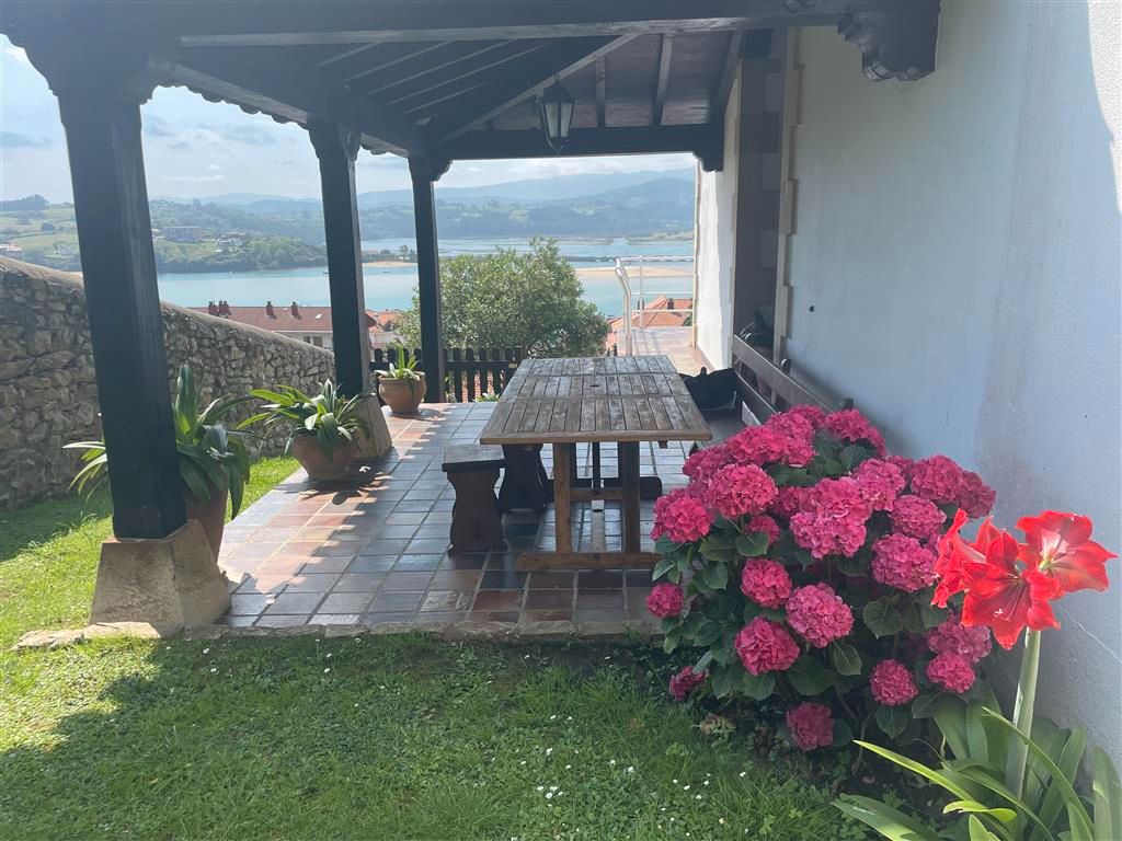 Terrassa de Casa o xalet en venda en San Vicente de la Barquera amb Calefacció, Jardí privat i Parquet
