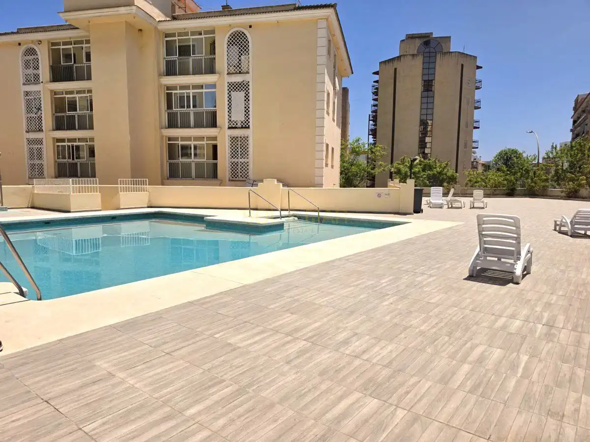 Piscina de Estudio en venta en Torremolinos con Aire acondicionado, Calefacción y Amueblado